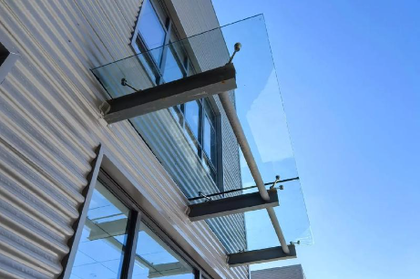 平凉为什么要给钢结构雨棚打孔！